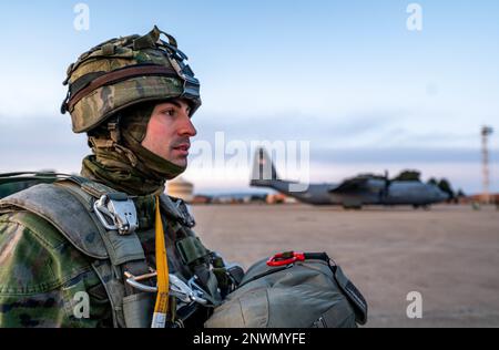 Un membro della forza aerea spagnola si prepara a salti di linea statici da un US Air Force C-130J Super Hercules Aircraft durante l'esercizio Chasing Sol a Saragozza, Spagna, 25 gennaio 2023. Chasing Sol è un dispiegamento bilaterale di addestramento aereo tra le forze aeree degli Stati Uniti e della Spagna per migliorare l'interoperabilità tra gli alleati della NATO. Foto Stock