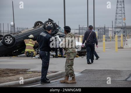 STATI UNITI Maestro dell'aeronautica Sgt. Michelle Dizonno, un Airman delle forze di sicurezza con l'ala di operazioni speciali 137th, la guardia nazionale dell'Oklahoma, E una Oklahoma City Emergency Medical Services Authority first responder traccia incidenti simulati, mentre 137th personale dei servizi antincendio di emergenza lavorano per estradare un paziente simulato da un'auto ribaltata durante un esercizio di risposta a un incidente grave tornado presso Will Rogers Air National Guard base, Oklahoma City, 8 febbraio 2023. Gli airmen con la 137th Special Operations Wing hanno lavorato insieme ai primi soccorritori delle agenzie di Oklahoma City durante lo scenario di exercis Foto Stock