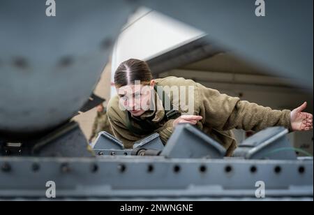 Kayla Smiley, 43rd Fighter Generation Squadron, guida in un lifter a raccogliere un GBU-32 durante il concorso trimestrale di carico di armi del 13 gennaio presso la base aeronautica Eglin, la Flah. Due squadre hanno gareggiato per vedere chi poteva caricare un AIM-9 e un GBU-32 sul loro F-22 Raptor il più veloce e con il minor numero di errori. Il vincitore verrà annunciato in occasione della cerimonia di premiazione trimestrale. Foto Stock