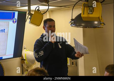 STATI UNITI Guardia costiera Petty Officer 3rd Classe Blake Gomez, uno specialista di applicazione marittima assegnato a USCGC Stone (WMSL 758), conduce l'uso di addestramento di forza nell'Oceano Atlantico Meridionale, 8 febbraio 2023. Stone è su un dispiegamento programmato di più missioni nell'Oceano Atlantico meridionale per contrastare le attività marittime illecite e rafforzare le relazioni per la sovranità marittima in tutta la regione. Foto Stock