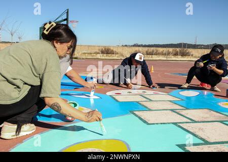 STAZIONE NAVALE ROTA, Spagna (3 febbraio 2023) i marinai di stanza alla Stazione Navale (NAVSTA) Rota, Spagna, ritoccare i dipinti sul parco giochi della scuola di Castillo de Doña Blanca a El Puerto de Santa Maria durante un progetto di relazioni con la comunità, 3 febbraio 2023. NAVSTA Rota sostiene la flotta, abilita il combattente e sostiene la famiglia conducendo operazioni aeree, operazioni portuali, garantendo sicurezza e sicurezza, assicurando la qualità della vita e fornendo i servizi fondamentali di energia, acqua, carburante e tecnologia dell'informazione. Foto Stock