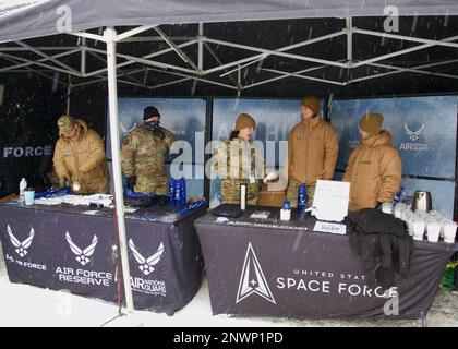 Brig. Il generale Lisa Craig, centro, vice comandante, servizio di reclutamento dell'aeronautica, JBSA-Randolph, Texas, si impegna con il personale di reclutamento della forza totale negli Stati Uniti Air Force Snocross National Races at Deadwood, S.D. 28 gennaio 2023. L'impegno e l'impegno della comunità sono componenti chiave per ispirare uomini e donne futuri a servire nell'esercito. Foto Stock