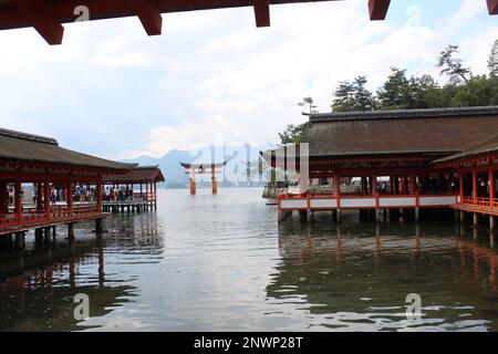 Santuario di Itsukushima sull'isola di Miyajima, Hiroshima, Giappone Foto Stock