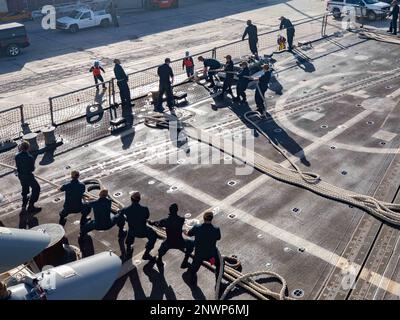 230216-N-WQ732-1093 GUANTÁNAMO BAY, Cuba (16 febbraio 2023) – i marinai assegnati al cacciatorpediniere missilistico guidato della classe Arleigh-Burke USS Farragut (DDG 99) gestiscono le linee di ormeggio mentre la nave si prepara al porto a Guantánamo Bay, Cuba, 16 febbraio. La USS Farragut è dislocata nell'area operativa della flotta degli Stati Uniti 4th per sostenere la missione della Joint Interagency Task Force South, che include la lotta contro il traffico illecito di stupefacenti nei Caraibi e nel Pacifico orientale. Foto Stock