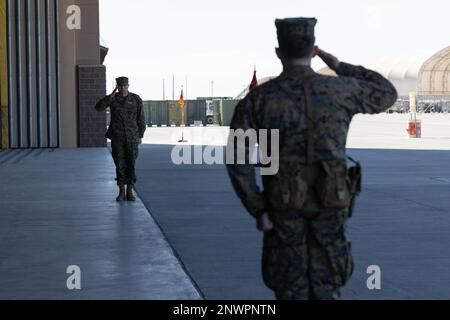 STATI UNITI Benjamin Schmidt, a sinistra, in arrivo ufficiale comandante, Marine Fighter Attack Squadron 225 (VMFA-225), allevia il suo staff durante una cerimonia di cambio di comando alla Marine Corps Air Station Yuma, Arizona, 27 gennaio 2023. STATI UNITI Alexander Goodno ha rinunciato al comando di Schmidt, che in precedenza era l'esecutivo del VMFA-122. Foto Stock