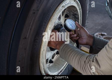 STATI UNITI Jaymi White, capo dell'equipaggio di 476th Maintenance Squadron, controlla la pressione degli pneumatici dell'ala sinistra di un A-10C Thunderbolt II prima di un'esercitazione di assemblaggio dell'unità del gruppo Fighter 476th presso la Moody Air Force base, Georgia, 6 gennaio 2023. La pressione degli pneumatici delle alette destra e sinistra Della A-10C deve essere compresa tra 180-190 psi per evitare che si verifichino trafilamenti o altri incidenti quando l'aeromobile atterra. Se la pressione non rientra nell'intervallo indicato durante i controlli in volo, i manutentori devono utilizzare i kit di gonfiaggio dell'azoto per pompare gli pneumatici. Foto Stock