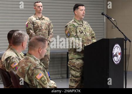 CLINTON, NC, la 30th squadra di combattimento della Brigata Armorata (ABCT) 'Old Hickory', il Colonnello in arrivo Paul Hollenack assume il comando di Brig. Il generale Charles Morrison, Guardia Nazionale dell'Esercito, durante la cerimonia del cambio di comando presso la sede centrale dell'ABCT del 30th il 21 gennaio 2023. Foto Stock