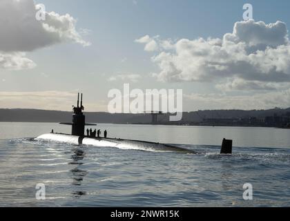 230210-N-ED185-1261 PUGET SOUND, Washington (10 febbraio 2023) il sottomarino ad attacco rapido USS Key West (SSN 722) di Los Angeles transita nel Puget Sound prima di ormeggiare alla base navale Kitsap – Bremerton, Washington, 10 febbraio 2023. Con una lunghezza di oltre 360 metri e un peso di oltre 6.900 tonnellate in immersione, Key West supporta una moltitudine di missioni, tra cui guerra anti-sottomarina, guerra navale anti-superficie, sorveglianza e ricognizione e guerra di sciopero. Foto Stock