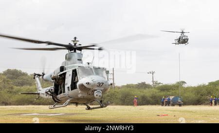 MULLIKULAM, Sri Lanka (24 gennaio 2023) – Stati Uniti Corpo marino UH-1Y piloti di Venom con Marine Medium Tiltrotor Squadron (VMM) 362 (Rein.), 13th Marine Expeditionary Unit, si avvicinano alla zona di atterraggio durante un esercizio di evacuazione per la cooperazione afloat Readiness and Training/Marine Exercise Sri Lanka 2023, 24 gennaio, a Mullikulam. KARAT/MAREX Sri Lanka è un esercizio bilaterale tra lo Sri Lanka e gli Stati Uniti volto a promuovere la cooperazione regionale in materia di sicurezza, a praticare l'assistenza umanitaria e il soccorso in caso di catastrofi, nonché a rafforzare la comprensione marittima, i partenariati e l'interoperabilità. Poll Foto Stock