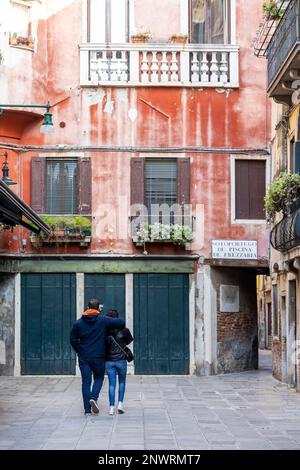 Coppia, donna e uomo, nei vicoli di Venezia Foto Stock