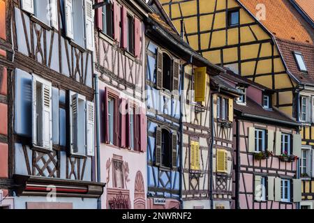Vista sulla città Colmar con numerose case a graticcio, la Petite Venise, Colmar, Bas-Rhin, Francia Foto Stock