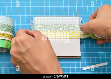 Carta colorata del nastro adesivo protettivo per la verniciatura e il  giallo double-sided duck nastro di tessuto in polipropilene ripiegato  isolati su sfondo bianco, con salvati pa Foto stock - Alamy