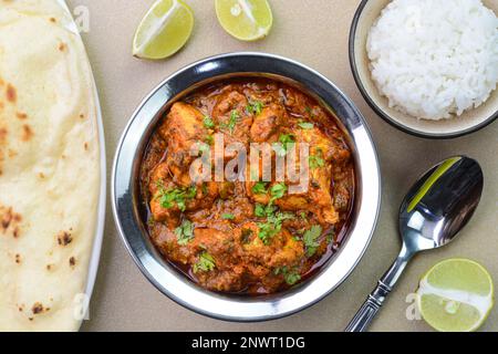 Pollo Tikka Masala servito con naan e riso Foto Stock