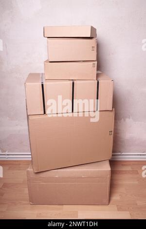 Pila di scatole di cartone di dimensioni differenti Foto Stock