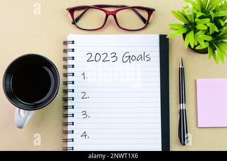2023 goal testo scritto su un notebook con penna e caffè Foto Stock