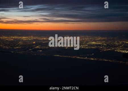 Vista aerea di Manhattan durante il tramonto dall'aereo Comertial Foto Stock