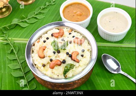 Ven Pongal famosa colazione indiana del sud servita in foglia di banana Foto Stock