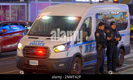 Poliziotti NYPD a New York - NEW YORK CITY, USA - 14 FEBBRAIO 2023 Foto Stock