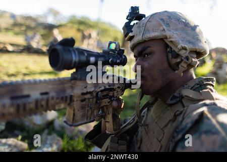 STATI UNITI Anthony Desame, team leader di Bravo Company, 1st Light Armored Reconnaissance Battalion, 1st Marine Division, guarda verso il basso la gamma attraverso le sue ottiche durante il concorso annuale 1st della squadra MARDIV su Marine Corps base Camp Pendleton, California, 9 febbraio 2023. Il concorso della durata di una settimana include una serie di attività legate al combattimento, progettate per valutare le competenze di ciascuna squadra. Desame è un nativo di Brooklyn, New York. Foto Stock