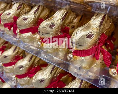 Pasqua sullo scaffale del supermercato, coniglietti d'oro Lindt, coniglietti di Pasqua al cioccolato, Stoccarda, Baden-Wuerttemberg, Germania Foto Stock