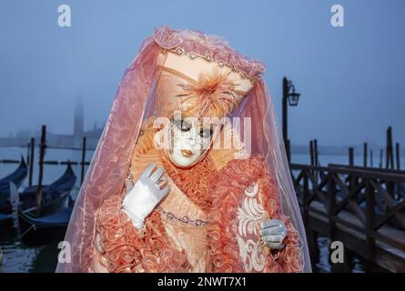 Carnevale di Venezia, maschere elaborate e costumi fantasiosi possono essere visti in tutta la città durante il Carnevale, Venezia, Italia Foto Stock