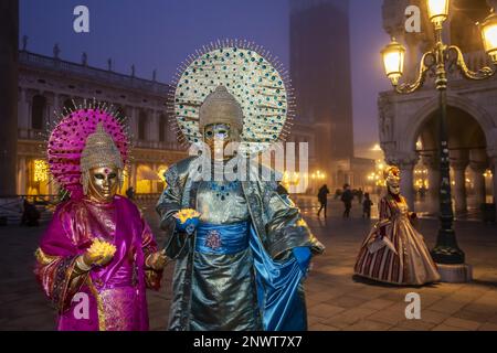 Carnevale di Venezia, maschere elaborate e costumi fantasiosi possono essere visti in tutta la città durante il Carnevale, Venezia, Italia Foto Stock