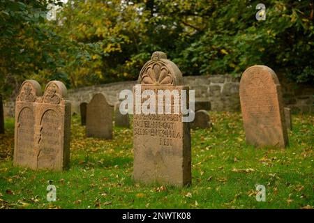 Lapidi, cimitero Dorfkirche Stiepel, Brockhauser Strasse, Stiepel, Bochum, Renania settentrionale-Vestfalia, Germania Foto Stock