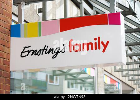 Hannover, Germania - 8 ottobre 2017: Segno di logo del marchio Ernstings Family e catena di negozi di moda Foto Stock