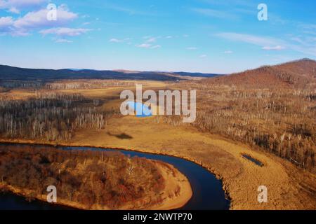 (FILE) Foto aerea scattata il 20 ottobre 2015 mostra fiumi e foreste dorate in una zona umida della Grande catena del Khingan, nell'Heilongjian della Cina nord-orientale Foto Stock