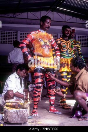 Dipinto di corpi umani per Pulikali Tiger danza, Onam festival, Kerala, India, Asia Foto Stock
