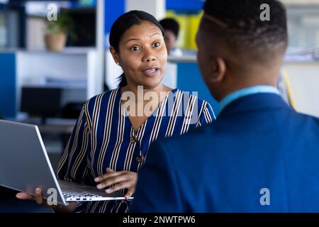 Diverse persone aziendali che utilizzano il notebook e discutono di lavoro in ufficio. Lavorare in ufficio, business, finanza e concetto aziendale. Foto Stock