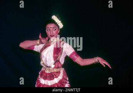 Mohiniyattam Mohiniattam, una forma di danza classica del Kerala, che si ritiene abbia avuto origine nel 16th ° secolo, è uno degli otto classici indiani Foto Stock