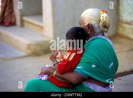 Nonna e nipote a Kalpathy vicino Palakkad, Kerala, India, Asia Foto Stock