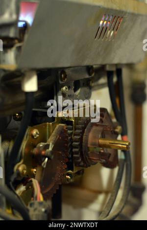 Cairo, Egitto, 25 2023 febbraio: Un riscaldatore di acqua a gas è un serbatoio che riscalda l'acqua da un bruciatore a gas situato sul fondo del serbatoio, utilizza il calore Foto Stock