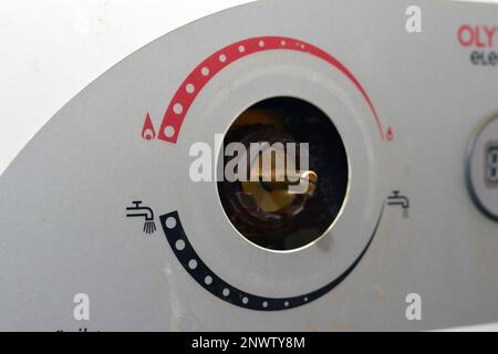 Cairo, Egitto, 25 2023 febbraio: Un riscaldatore di acqua a gas è un serbatoio che riscalda l'acqua da un bruciatore a gas situato sul fondo del serbatoio, utilizza il calore Foto Stock