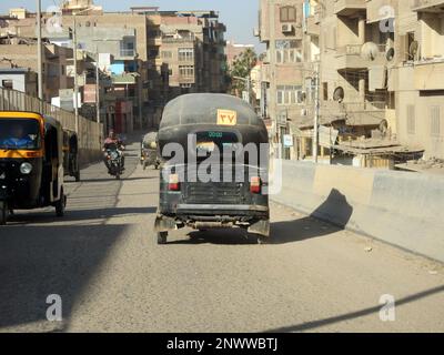 Giza, Egitto, gennaio 26 2023: risciò auto, baby taxi, mototaxi, piccione, jonnybee, bajaj, chand gari, lapa, tuk-tuk, tum-tum, Kike-napep, Maruwa, 3wh Foto Stock
