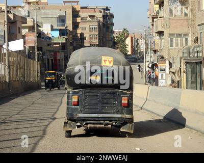 Giza, Egitto, gennaio 26 2023: risciò auto, baby taxi, mototaxi, piccione, jonnybee, bajaj, chand gari, lapa, tuk-tuk, tum-tum, Kike-napep, Maruwa, 3wh Foto Stock