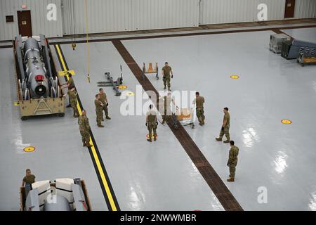 STATI UNITI Air Force 119th Wing Aircraft maintainers iniziano a disimballare mq-9 Reaper Aircraft durante l'esercizio Cope North presso Andersen Air Force base, Guam, febbraio 9th 2023. Cope North è un esercizio che prevede il compito di grande forza per aumentare l'interoperabilità delle forze aeree del Pacifico, delle forze aeree dell'Australia reale e delle forze aeree giapponesi di autodifesa per garantire una regione indomPacifico aperta l'esercizio è ospitato presso la base aeronautica di Andersen, Guam, dal 8th al 24th 2023 febbraio. Cope North consente la formazione combinata per creare partnership, fornendo al contempo un'occupazione dinamica e un'occupazione agile di lotta in un nuovo ambiente di lavoro Foto Stock