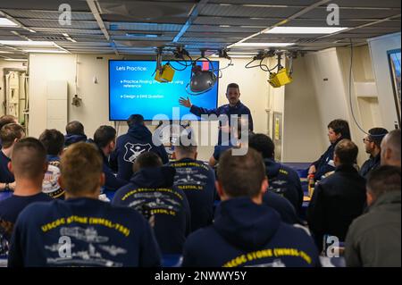 STATI UNITI Joshua Faucher, un tecnico di macchinari assegnato a USCGC Stone (WMSL 758), conduce una formazione professionale di sviluppo con l'equipaggio di Stone nell'Oceano Atlantico meridionale, il 10 febbraio 2023. Stone è su un dispiegamento programmato di più missioni nell'Oceano Atlantico meridionale per contrastare le attività marittime illecite e rafforzare le relazioni per la sovranità marittima in tutta la regione. Foto Stock