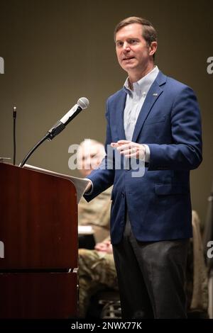 Kentucky Gov. Andy Beshear si rivolge a più di 900 soldati e Airmen della Guardia Nazionale del Kentucky durante la Giornata dello sviluppo della leadership, tenutasi presso il Kentucky Exposition Center di Louisville, Ky., 5 febbraio 2023. L'evento, per ufficiali e militari senior arruolato, ha anche caratterizzato presentazioni da parte degli Stati Uniti Marc Sasseville, vice capo del National Guard Bureau, USA Gen. Troy Galloway, vice comandante generale della Guardia nazionale dell'esercito; Stati Uniti Mark Landes, comandante del primo esercito orientale; Stati Uniti Generale dell'esercito Haldane Lamberton, generale aggiunto del Commonwea Foto Stock