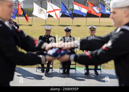 STATI UNITI I marinai preparano la bandiera per la presentazione durante una cerimonia di ritiro presso la Marine Corps Support Facility di New Orleans, 6 gennaio 2023. La cerimonia di ritiro si è tenuta in onore degli Stati Uniti Comandante della Marina, Chief Petty Officer Carrie L. Weser, commemorando 31 anni di servizio. Foto Stock