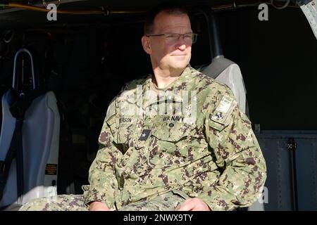 STATI UNITI Eric Peterson, direttore del corpo infermieristico Atlantico delle forze mediche navali, dirige un UH-60 Blackhawk durante l'operazione Blue Horizon 2023 alla base aeronautica di MacDill, Florida 6 febbraio 2023. Operazione Blue Horizon è stato un esercizio congiunto con professionisti medici militari da Air Force e Navy installazioni in tutto il paese. Foto Stock