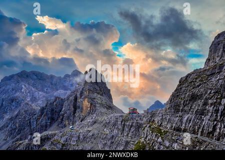 Vista dalla bocca di Brenta fino ai rifugi Rifugio Tommaso Pedrotti e Rifugio Tosa nelle Dolomiti di Brenta, nubi temporose che si ergono. Foto Stock
