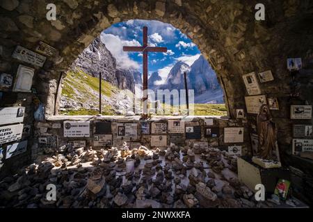 All'interno della piccola cappella vicino al rifugio Maria e Alberto al Brentei nelle Dolomiti di Brenta, il valico bocca di Brenta in distanc Foto Stock