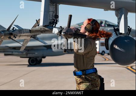 STATI UNITI Air Force Senior Airman Sydney Woo, 354th Fighter Generation Squadron Weapons Specialist di Davis Monthan Air Force base (AFB), esegue controlli finali sulle armi prima del decollo durante la Red Flag 23-1 a Nellis AFB, Nevada, 23 gennaio 2023. Red Flag fornisce agli Airmen una formazione realistica per testare le loro capacità di preparazione. Foto Stock