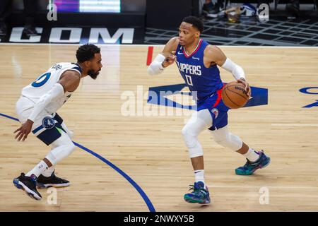 Los Angeles, California, Stati Uniti. 28th Feb, 2023. La guardia dei Clippers di Los Angeles Russell Westbrook (0) guida contro la guardia dei Minnesota Timberwolves Mike Conley (10) durante una partita NBA martedì 28 febbraio 2023 a Los Angeles. (Credit Image: © Ringo Chiu/ZUMA Press Wire) SOLO PER USO EDITORIALE! Non per USO commerciale! Foto Stock