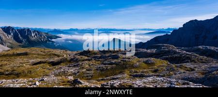 Veduta aerea panoramica sulla Valle di Eisack e la principale catena delle alpi a nord delle Dolomiti, vista dal Passo del Groste. Foto Stock