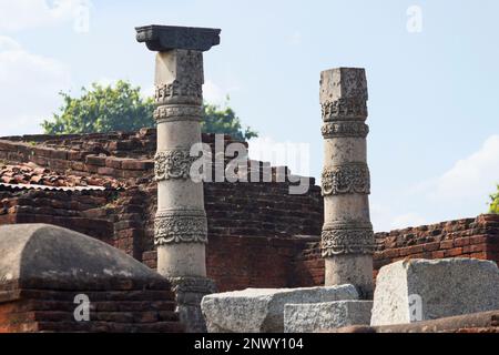 Colonne scolpite al sito di Chaitya dell'Università di Nalanda, Rajgir, Nalanda, Bihar, India Foto Stock