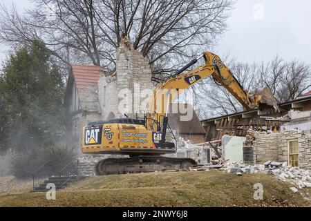 Demolizione della Chiesa luterana evangelica della Trinità a Burlington, Iowa, USA, il 27th febbraio 2023. La chiesa fu irreparabilmente danneggiata da un naturale Foto Stock