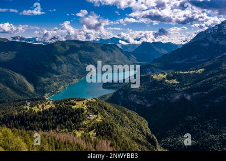 Vista panoramica sul lago di Molveno e sulle catene montuose circostanti, vista dal Palon del Tovre. Foto Stock